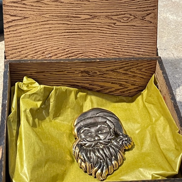 VINTAGE SIGNED BOST SANTA PIN! - Picture 6 of 8